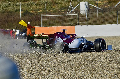 Raikkonen acabó en la grava en su primera vuelta con el nuevo Alfa Romeo