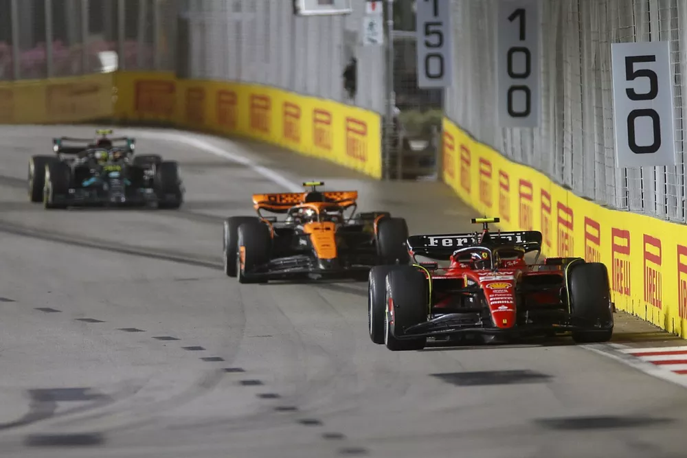 Carlos Sainz, Ferrari SF-23, Lando Norris, McLaren MCL60, Lewis Hamilton, Mercedes F1 W14