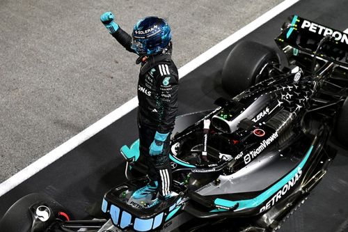 F1 - Russell celebra pole em Singapura, mas &eacute; realista: "Ser&aacute; uma corrida longa e suada"
