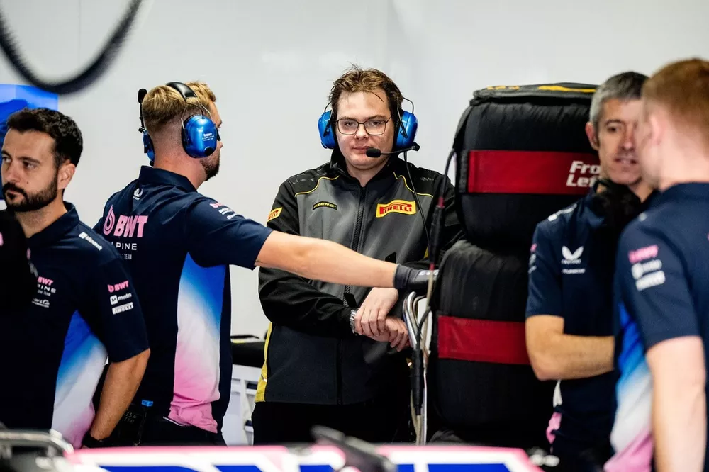 Miembro de Pirelli junto a mecánicos de Alpine