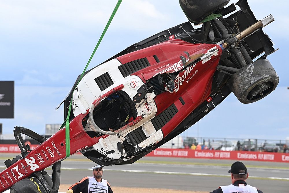 Los oficiales de pista retiran el coche da&ntilde;ado de Zhou Guanyu, Alfa Romeo C42