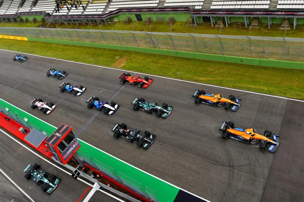 Daniel Ricciardo, McLaren MCL35M, Lando Norris, McLaren MCL35M, Lance Stroll, Aston Martin AMR21, Valtteri Bottas, Mercedes W12, George Russell, Williams FW43B, Carlos Sainz Jr., Ferrari SF21, Daniel Ricciardo, McLaren MCL35M, Lando Norris, McLaren MCL35M, Lance Stroll, Aston Martin AMR21, Valtteri Bottas, Mercedes W12, George Russell, Williams FW43B, Carlos Sainz Jr., Ferrari SF21 et le reste du peloton au d&eacute;part