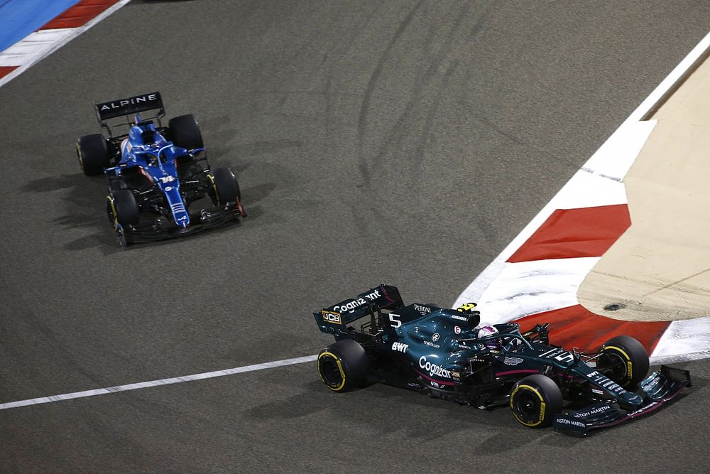 Sebastian Vettel, Aston Martin AMR21, Fernando Alonso, Alpine A521