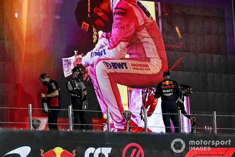 Paul Monaghan, Ing&eacute;nieur en Chef, Red Bull Racing, le deuxi&egrave;me Valtteri Bottas, Mercedes-AMG F1, le vainqueur Max Verstappen, Red Bull Racing, et le troisi&egrave;me Lewis Hamilton, Mercedes-AMG F1, f&ecirc;tent sur le podium