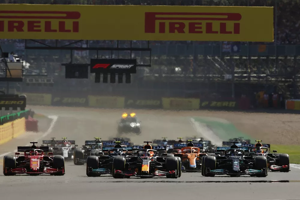 Inicio de la carrera Sprint, Lewis Hamilton, Mercedes W12, Max Verstappen, Red Bull Racing RB16B, Valtteri Bottas, Mercedes W12, Charles Leclerc, Ferrari SF21