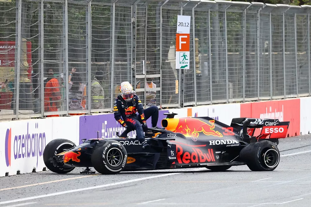 Max Verstappen, Red Bull Racing, s'extrait de sa voiture apr&egrave;s son accident