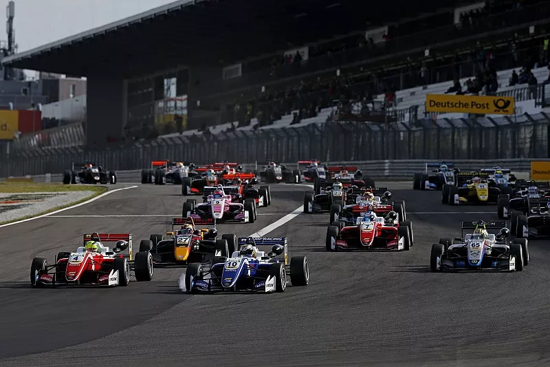 Salida, Mick Schumacher, PREMA Theodore Racing Dallara F317 - Mercedes-Benz, Nikita Troitskiy, Carlin Dallara F317 - Volkswagen