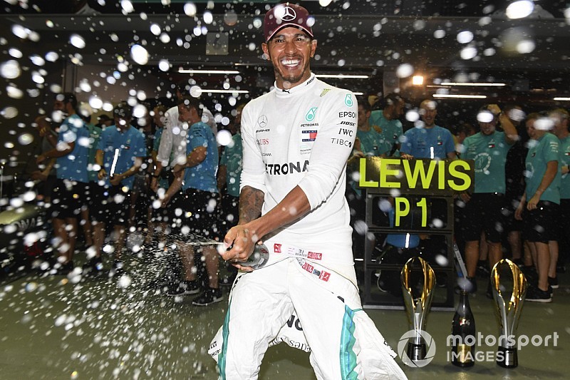 Levensgenieter Hamilton dient critici op het asfalt van repliek