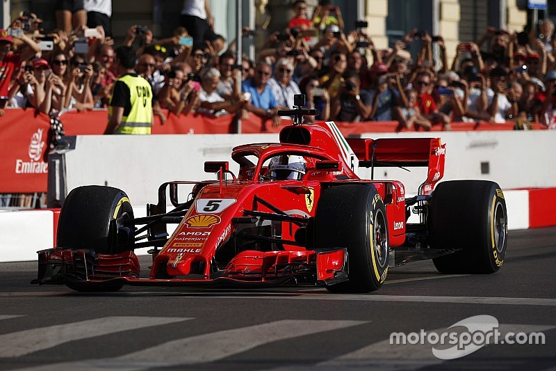 Vídeo: Vettel se la pega durante una exhibición en Milán