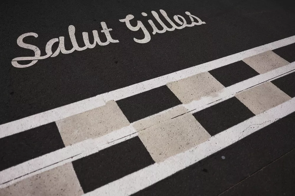 Salut Gilles writing is seen above the finish line