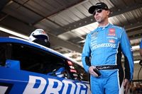 Larson se solidariza con un Hamlin abatido tras la definición de NASCAR Cup