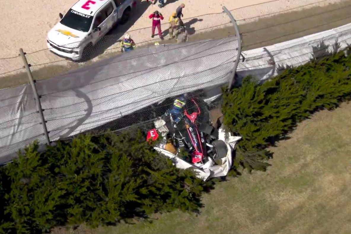 VÍDEO: Piloto da Indy perfura barreira de proteção e causa acidente assustador