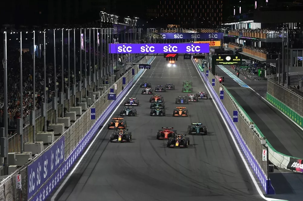 Max Verstappen, Red Bull Racing RB20, Sergio P&eacute;rez, Red Bull Racing RB20, Charles Leclerc, Ferrari SF-24, Oscar Piastri, McLaren MCL38, Fernando Alonso, Aston Martin AMR24, el resto del campo en la salida.