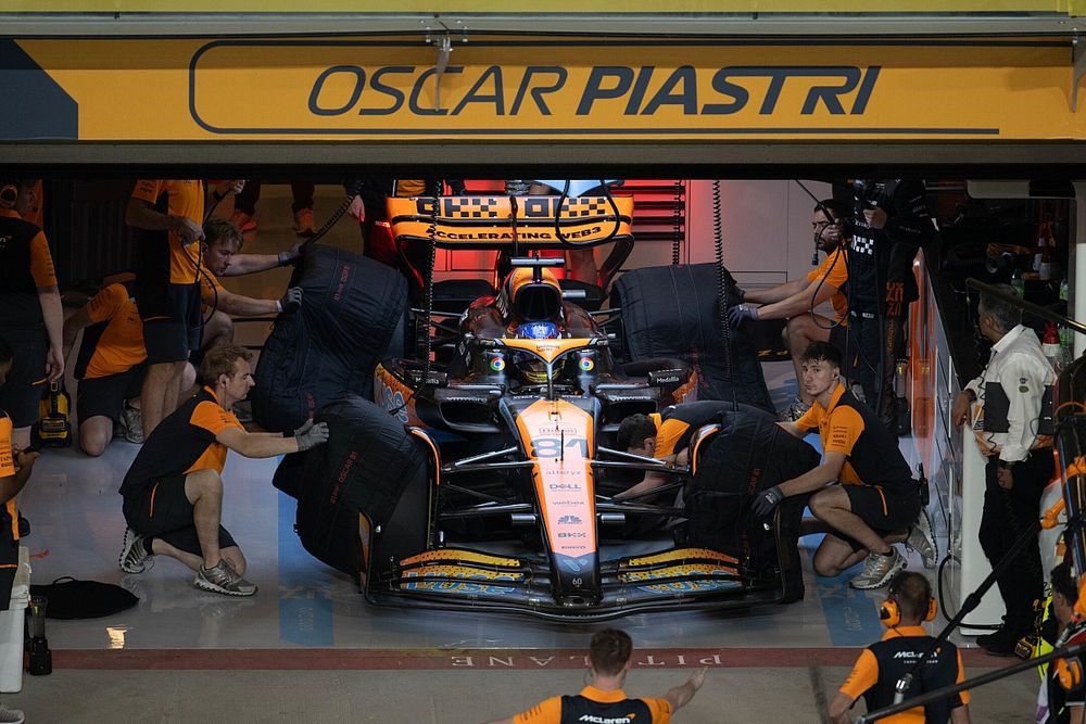 Mechanics in the garage with Oscar Piastri, McLaren MCL60