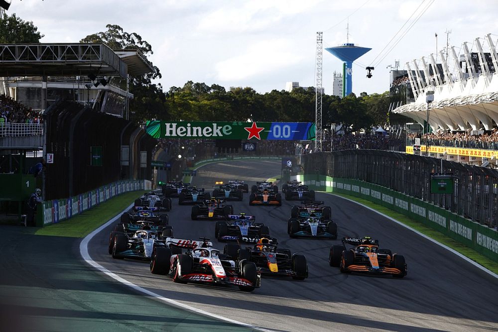 Kevin Magnussen, Haas VF-22, Max Verstappen, Red Bull Racing RB18, Lando Norris, McLaren MCL36, George Russell, Mercedes W13, Esteban Ocon, Alpine A522, the rest of the field at the start