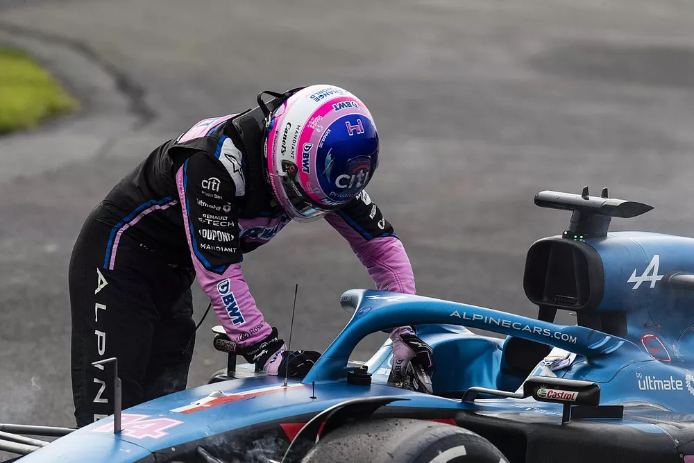 Fernando Alonso, Alpine F1 Team, esce dalla sua auto dopo essersi ritirato dalla gara