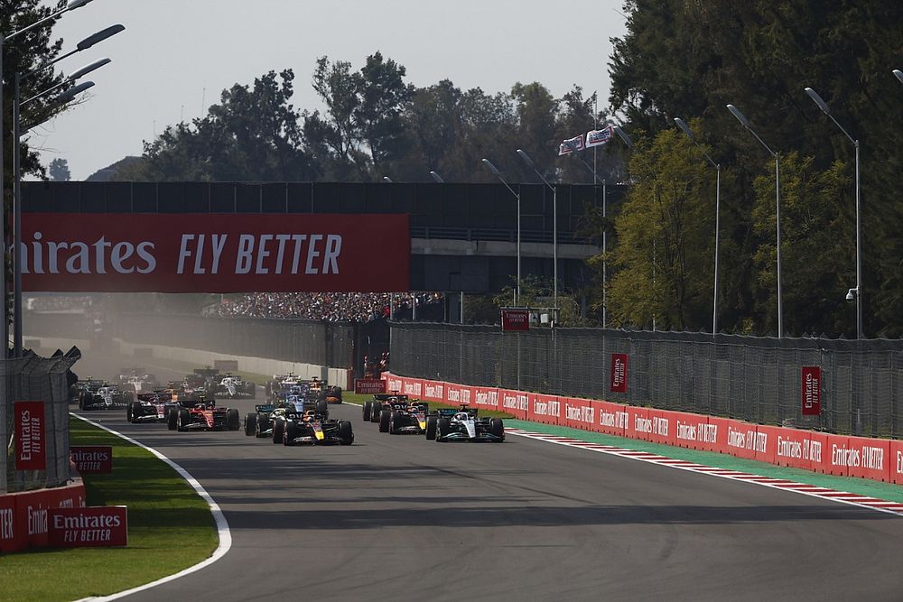 Max Verstappen, Red Bull Racing RB18, George Russell, Mercedes W13, Lewis Hamilton, Mercedes W13, Sergio Perez, Red Bull Racing RB18, Charles Leclerc, Ferrari F1-75, Carlos Sainz, Ferrari F1-75, the rest of the field towards the first corner