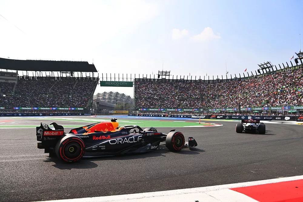 George Russell, Mercedes W13, Max Verstappen, Red Bull Racing RB18