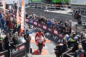 WSBK Most: Bulega vence a Razgatlioglu en la Carrera 2; caída de Bautista