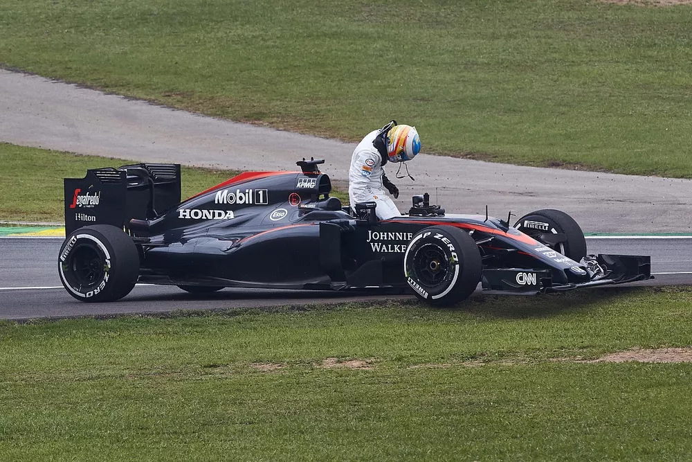 Fernando Alonso, McLaren MP4-30 Honda, victime d'une d&eacute;faillance moteur