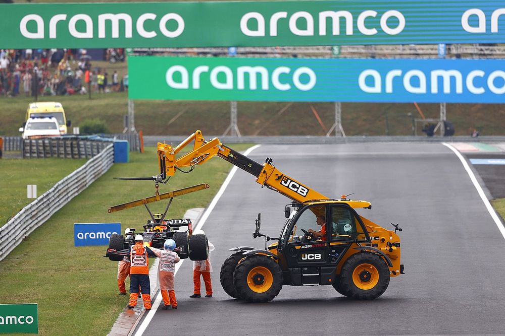 Marshals remove the damaged car of Sergio Perez, Red Bull Racing RB16B