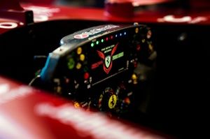 F1: Ferrari presenteia Papa Leão com volante de Leclerc e miniatura da SF90