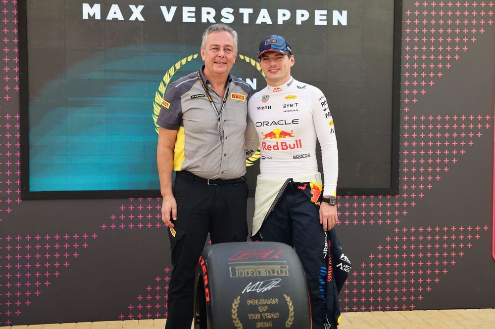 Mario Isola, Head of Pirelli Motorsport, entrega a Max Verstappen, Red Bull Racing, Pirelli Pole Man of the Year Award