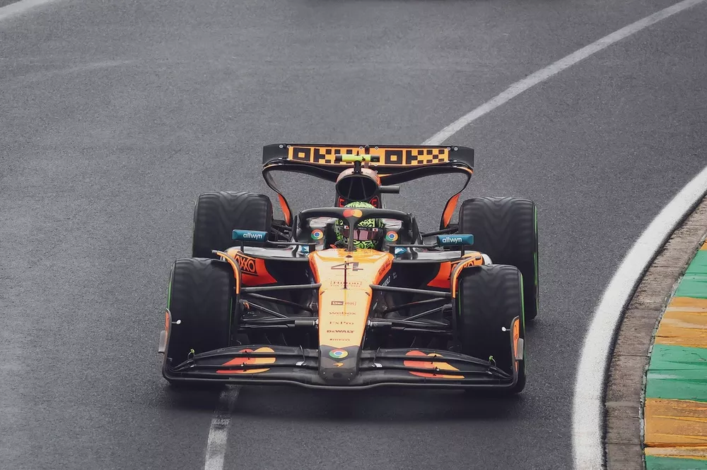 Lando Norris, McLaren MCL39, Max Verstappen,   Red Bull Racing RB21,  Oscar Piastri, McLaren MCL39