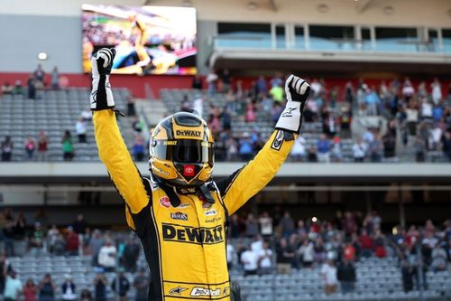 Bell vence após batalha múltipla em Austin e emenda 2 triunfos seguidos na NASCAR Cup