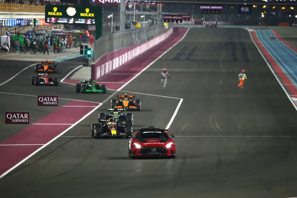 Mercedes AMG Safety Car Max Verstappen, Red Bull Racing RB20, Lewis Hamilton, Mercedes F1 W15, Lando Norris, McLaren MCL38