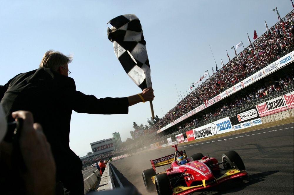 El ganador de la carrera Sebastien Bourdais (FRA) Newman Haas Lanigan Racing toma la bandera a cuadros.
Champ Car World Series, Rd14, Autódromo Hermanos Rodríguez, México, 11 de noviembre de 2007.