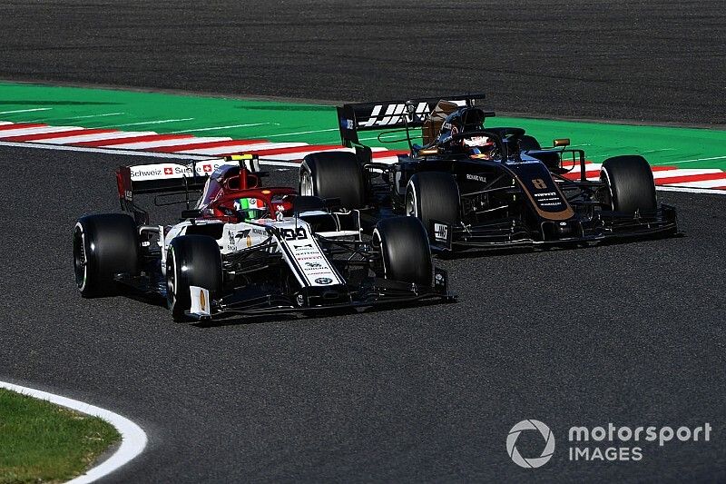Antonio Giovinazzi, Alfa Romeo Racing C38, battles with Romain Grosjean, Haas F1 Team VF-19