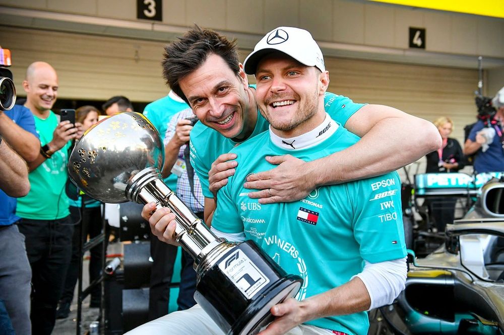 Race winner Valtteri Bottas, Mercedes AMG F1 and Toto Wolff, Executive Director (Business), Mercedes AMG with the trophy