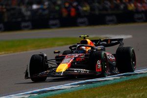 Button: Checo Pérez debe mejorar pronto o Red Bull debe sustituirle