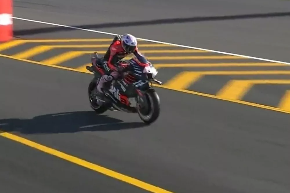 Aleix Espargar&oacute;, Aprilia, sale desde el pit lane