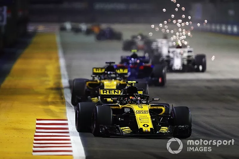 Carlos Sainz Jr., Renault Sport F1 Team R.S. 18, leads Nico Hulkenberg, Renault Sport F1 Team R.S. 18, Brendon Hartley, Toro Rosso STR13 Honda, and Marcus Ericsson, Alfa Romeo Sauber C37