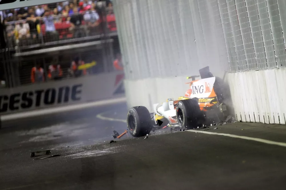 Nelson Piquet Jr., Renault R28 crashes into the wall