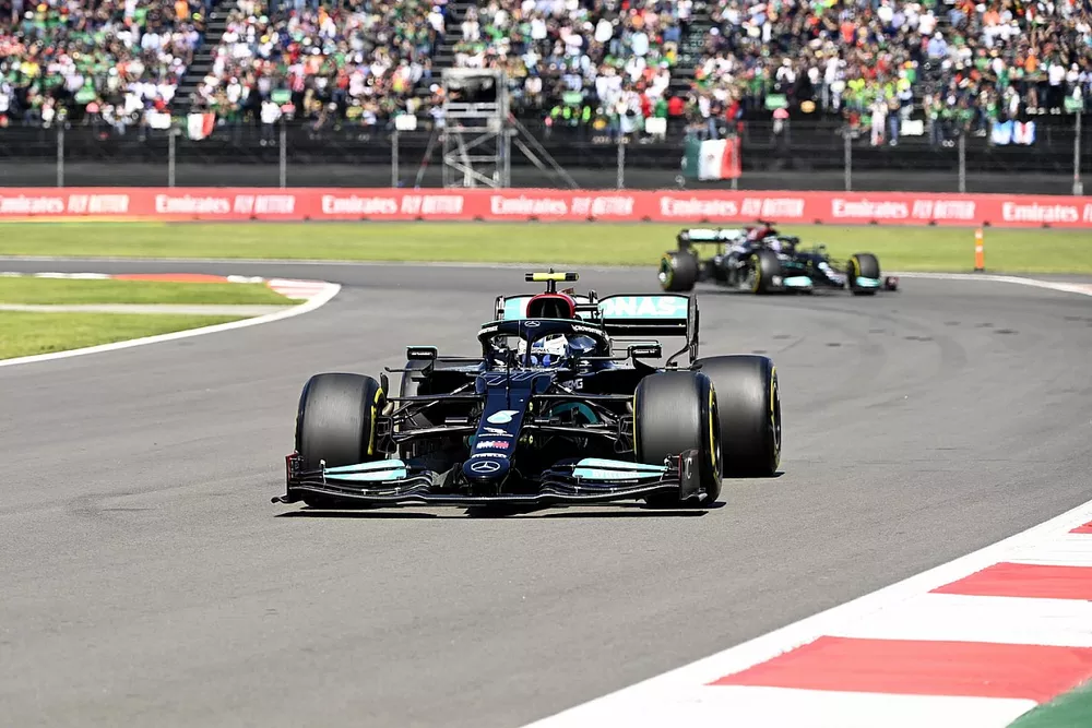 Valtteri Bottas, Mercedes W12, Lewis Hamilton, Mercedes W12, in de formatie ronde