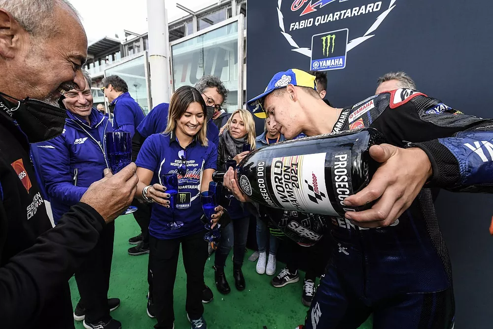 Le Champion du monde Fabio Quartararo, Yamaha Factory Racing sert du Champagne aux membres de son &eacute;quipe