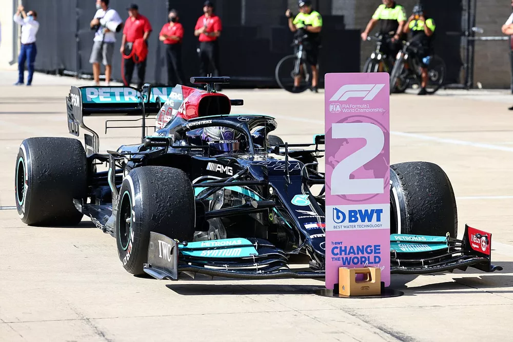 Le deuxi&egrave;me Lewis Hamilton, Mercedes W12, arrive dans le parc ferm&eacute;