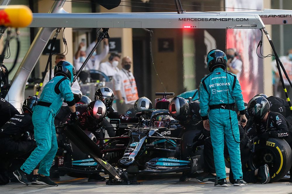 Lewis Hamilton, Mercedes W12, in the pits