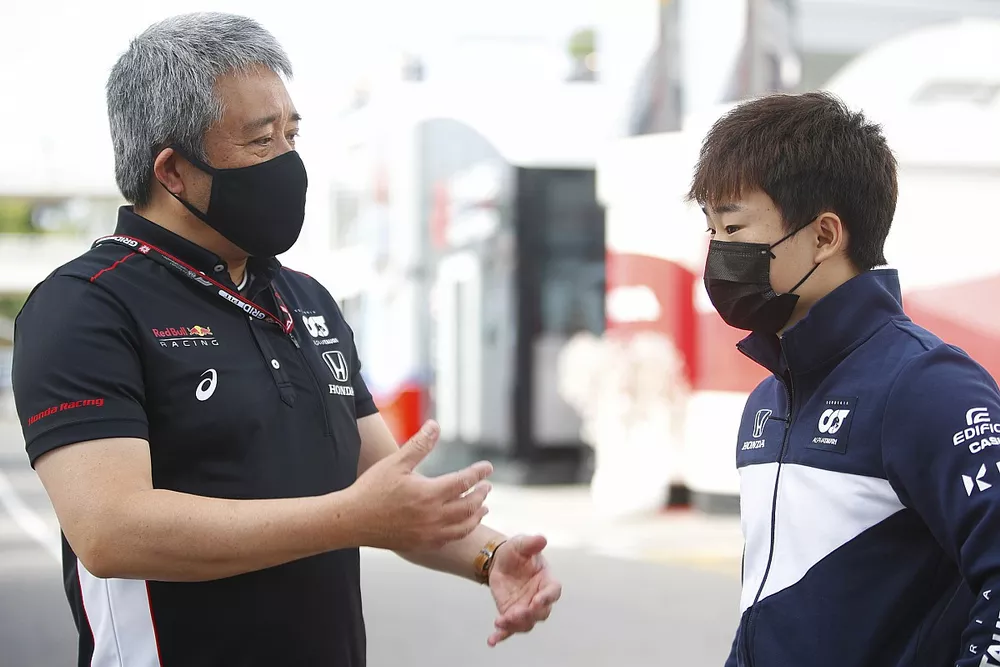 Yuki Tsunoda, AlphaTauri AT02 and Masashi Yamamoto, General Manager, Honda Motorsport 