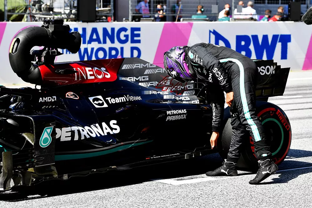 Segundo puesto Lewis Hamilton, Mercedes, en Parc Ferme despu&eacute;s de la clasificaci&oacute;n