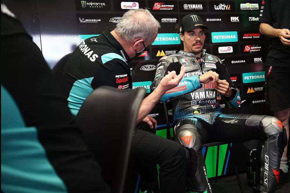 Franco Morbidelli, Petronas Yamaha SRT, dans son box avec son chef mécanicien Ramon Forcada