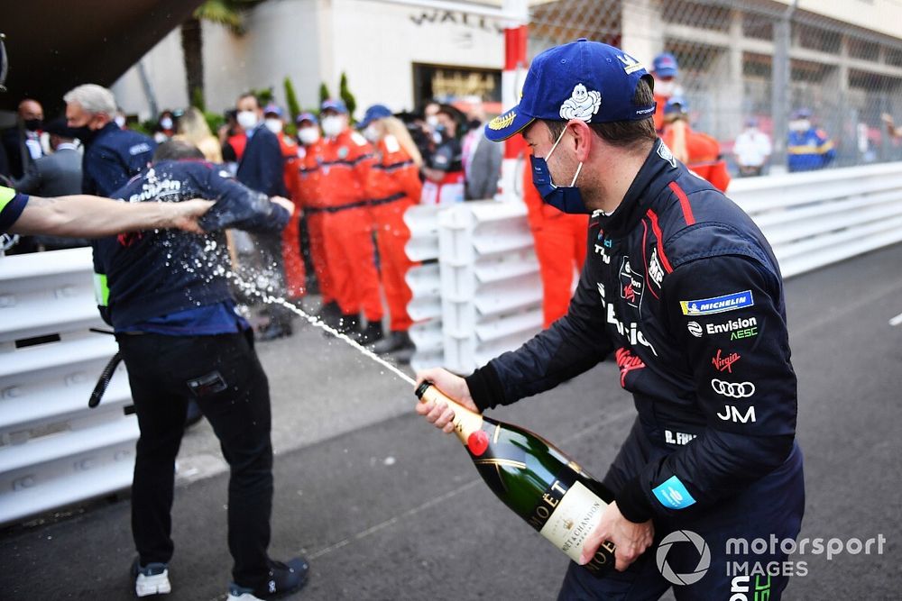 Robin Frijns, Envision Virgin Racing, 2nd position, sprays champagne