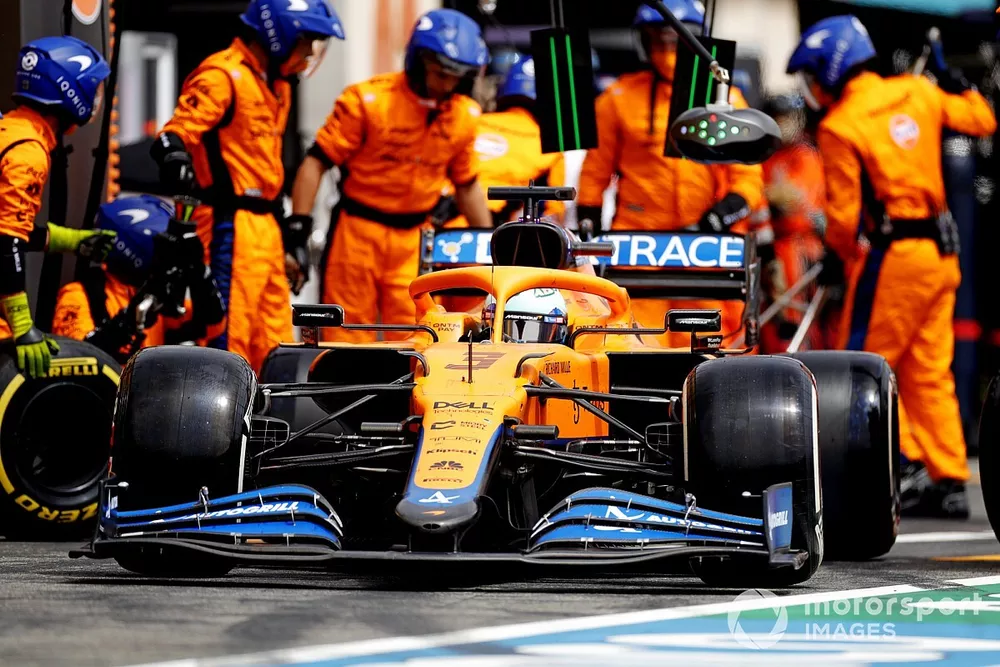 マクラーレンF1代表、“危険なまでに速い”ピットストップへの規制に賛成