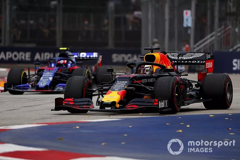 Max Verstappen, Red Bull Racing RB15 y Pierre Gasly, Toro Rosso STR14 