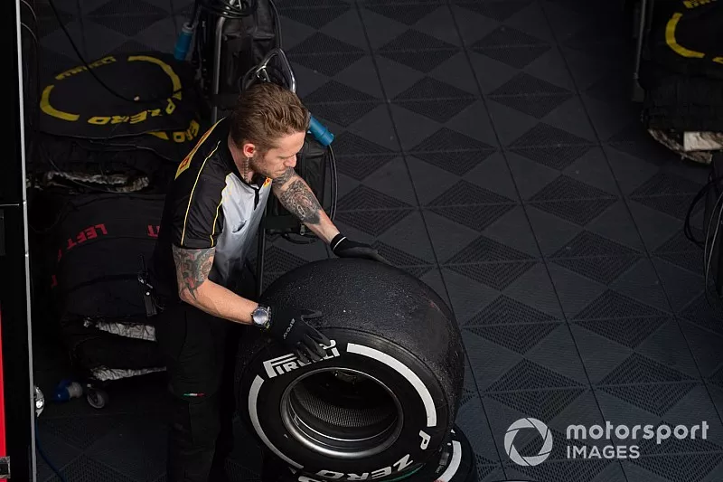 T&eacute;cnicos pirelli trabajan en algunos neum&aacute;ticos