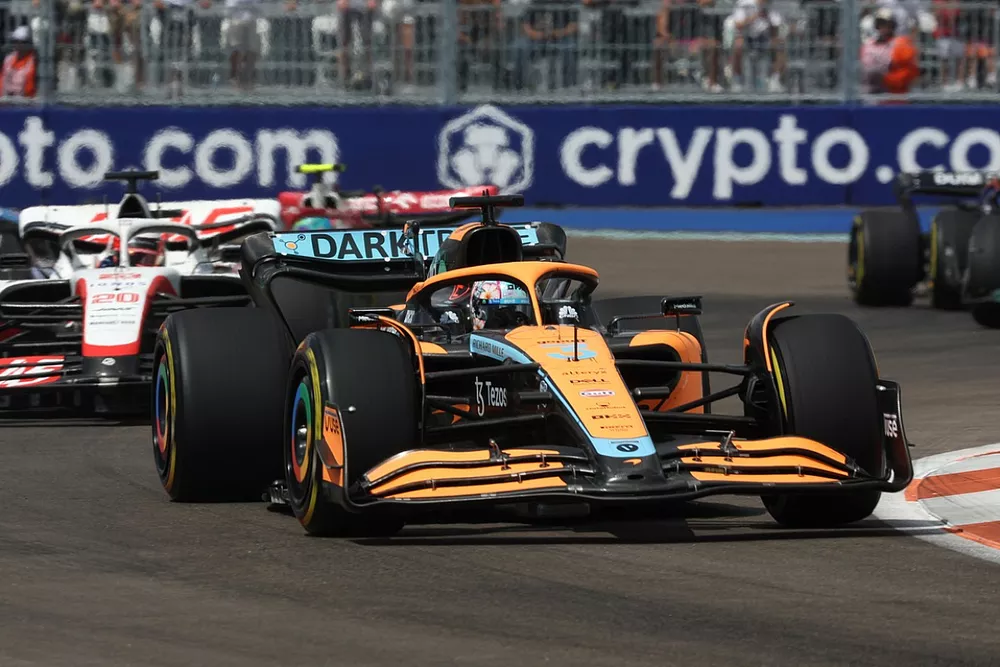Daniel Ricciardo, McLaren MCL36, Kevin Magnussen, Haas VF-22
