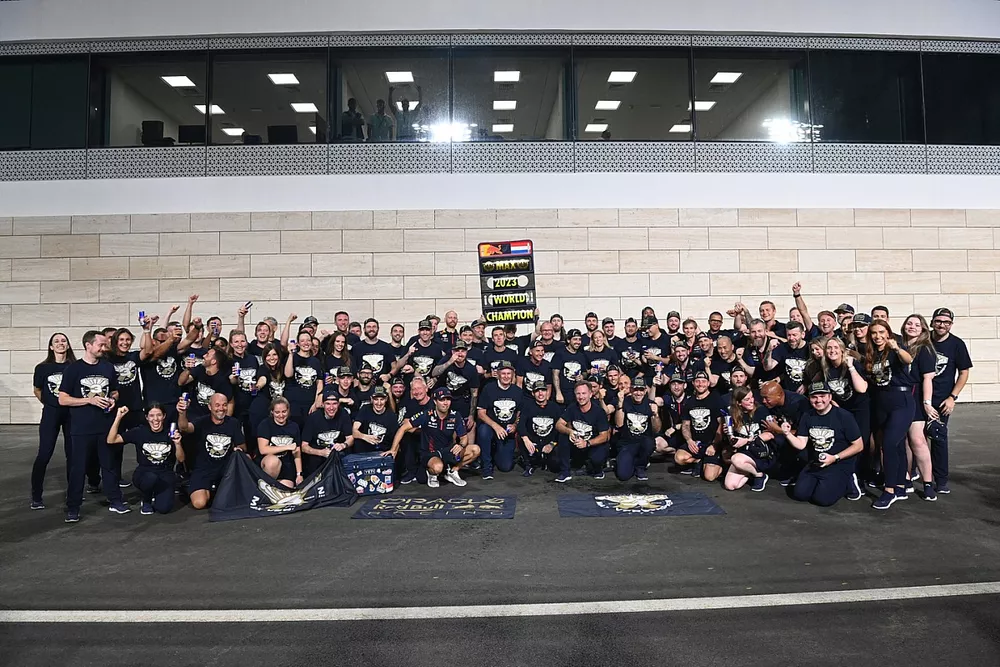 Sergio P&eacute;rez, Red Bull Racing, Helmut Marko, Consultor, Red Bull Racing, Max Verstappen, Red Bull Racing, Christian Horner, Director del Equipo, Red Bull Racing, Adrian Newey, Director de Tecnolog&iacute;a, Red Bull Racing, el equipo Red Bull Racing celebran un